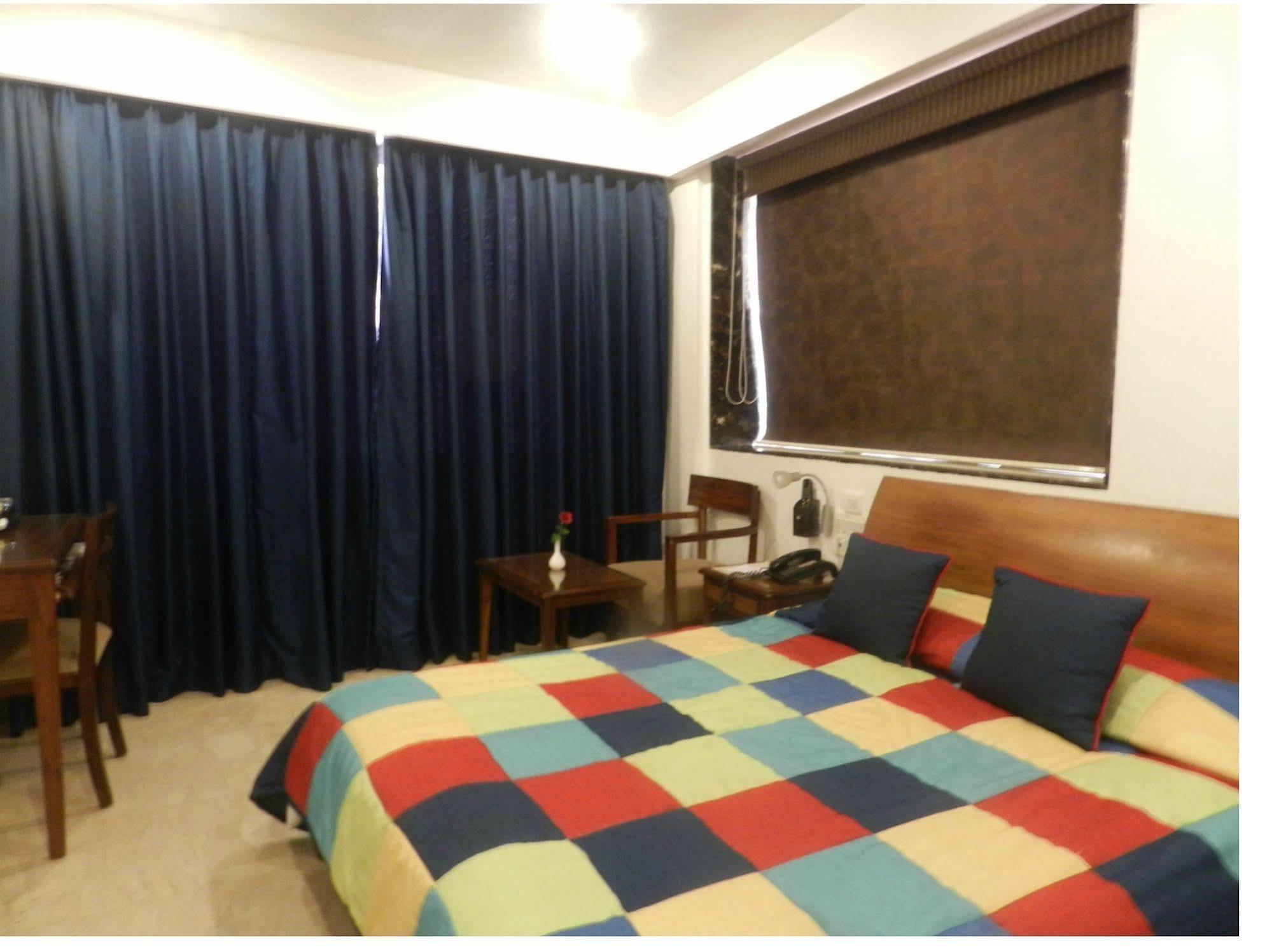 Citizen Hotel Мумбай Екстериор снимка