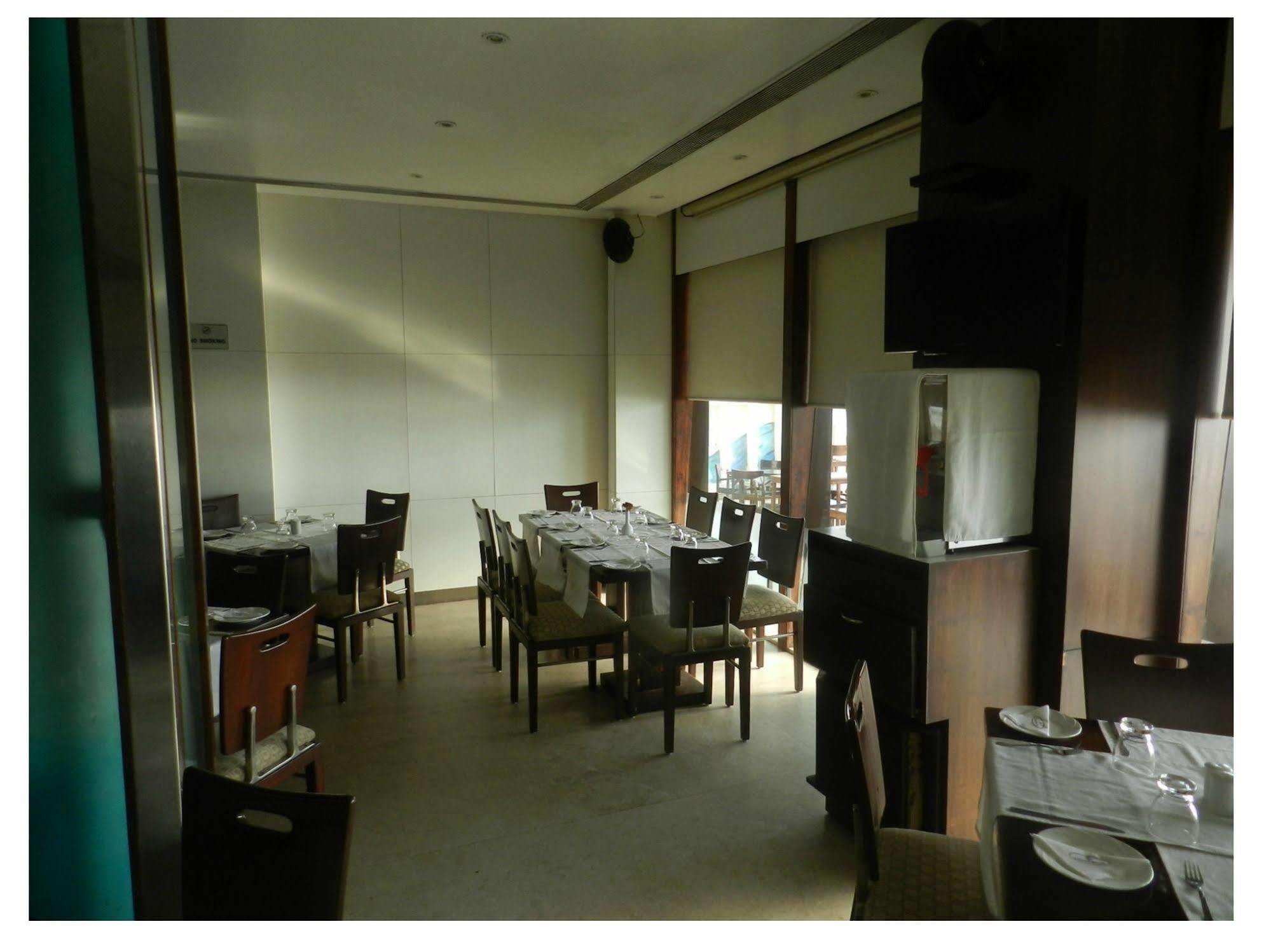 Citizen Hotel Мумбай Екстериор снимка